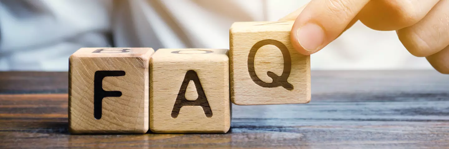 3 cubi di legno con incise le lettere maiuscole F, A e Q