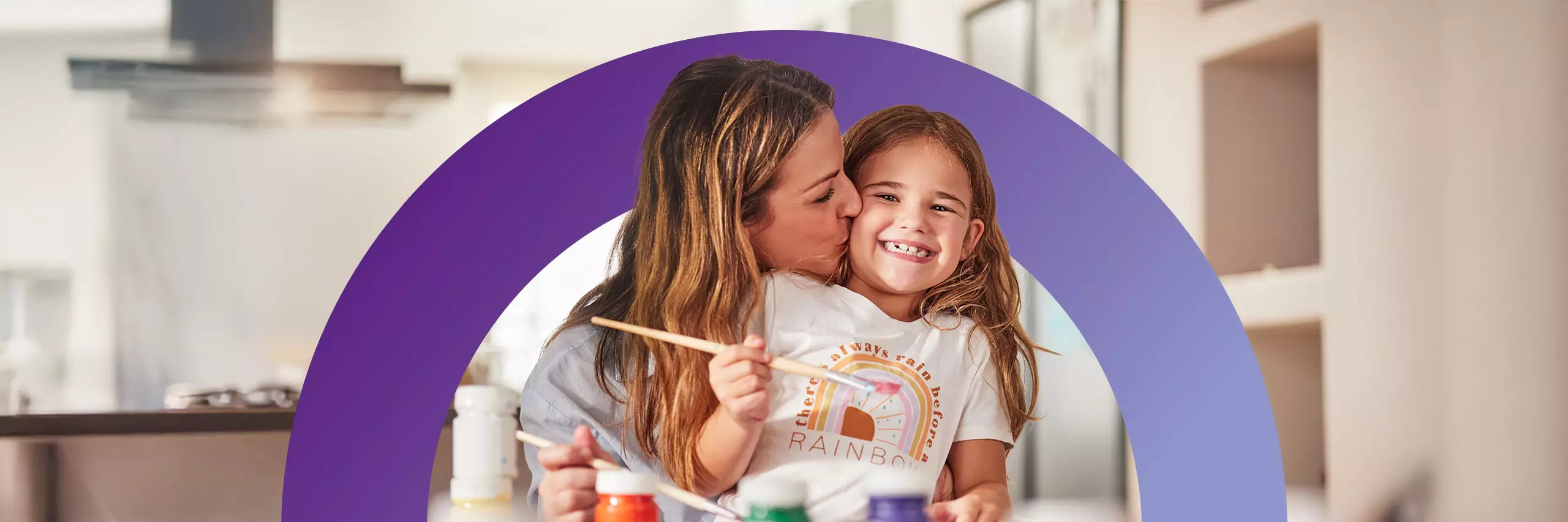 Donna abbraccia bambina con arco pegaso immuno a difesa